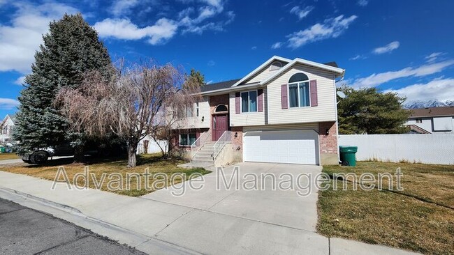 Building Photo - 741 1420 W