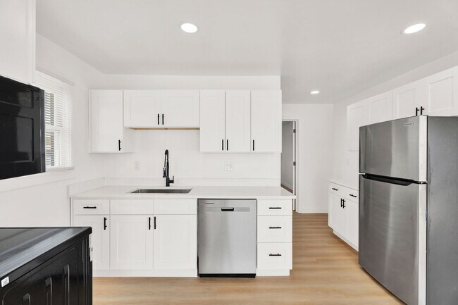 Building Photo - 1075 E West Maple Rd