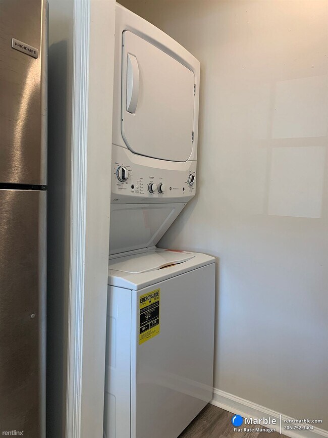 Building Photo - 3 br, 1 bath Townhome - 1426 Dighton Ct