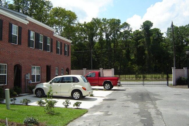Building Photo - 204 Station Trl