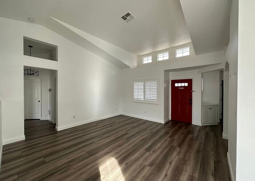 Building Photo - 5444 W Sunnyside Ct