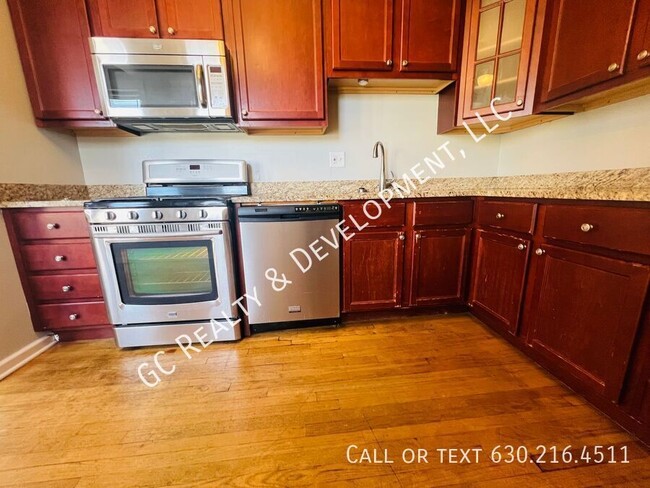 Building Photo - ***LOGAN SQUARE / 2 BDRM / SS APPL INCL / ...