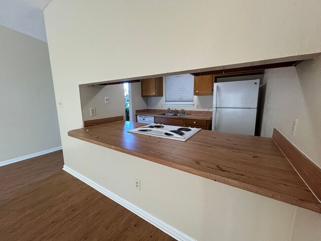 Building Photo - Spacious 2 bedroom! BRAND NEW PAINT AND FLOORING