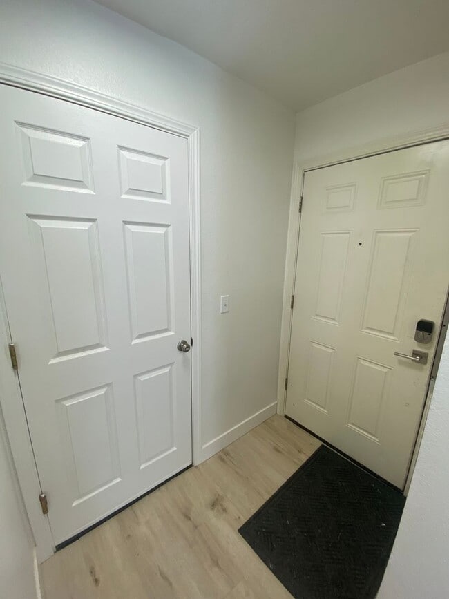 Building Photo - Well maintained 2 bed, 1.5 Bath Townhouse in West Anchorage!
