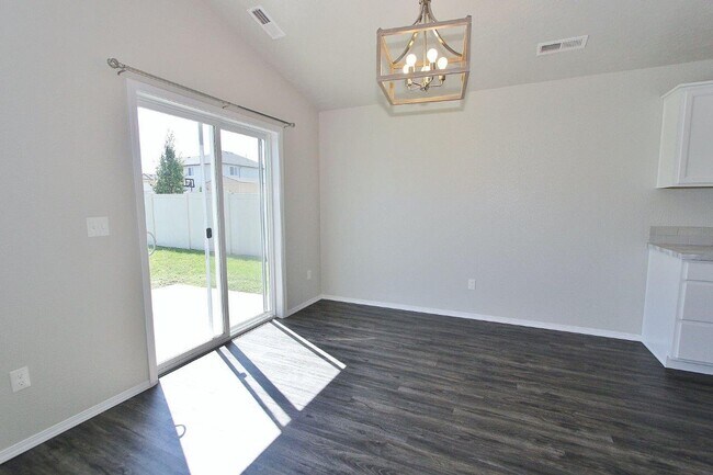 Building Photo - Immaculate Single-Level Home in Quiet Neighborhood