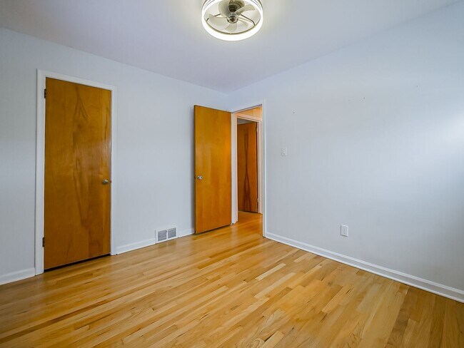 Building Photo - AVAILABLE NOW! Spacious 4-Bed Gem in the Heart of Clawson!