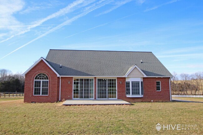 Building Photo - Peaceful One-Level Living with Mountain Views