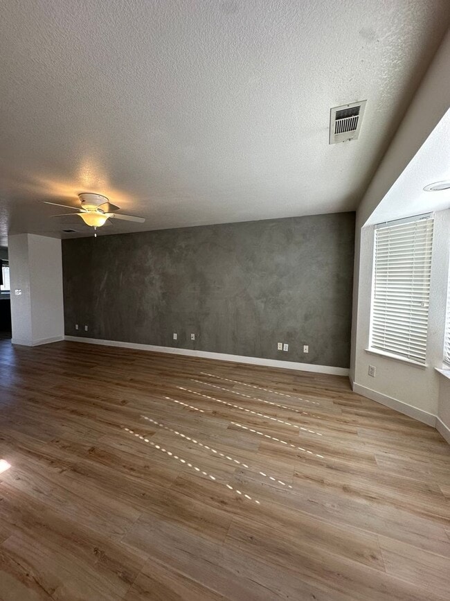 Building Photo - Charming Home Rent Ready !