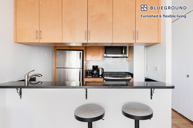 Building Photo - 200 E 72nd St