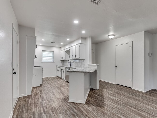 Building Photo - All Brand-new features and nicely updated,...