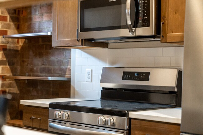 Building Photo - 225 Old South High St