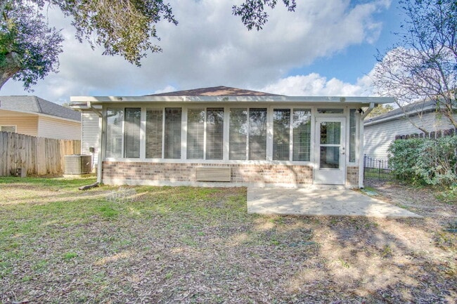 Building Photo - Spacious 3BR with Sunroom & Eat-In Kitchen – Holsberry Estates-Military Special: ½ OFF Security D...