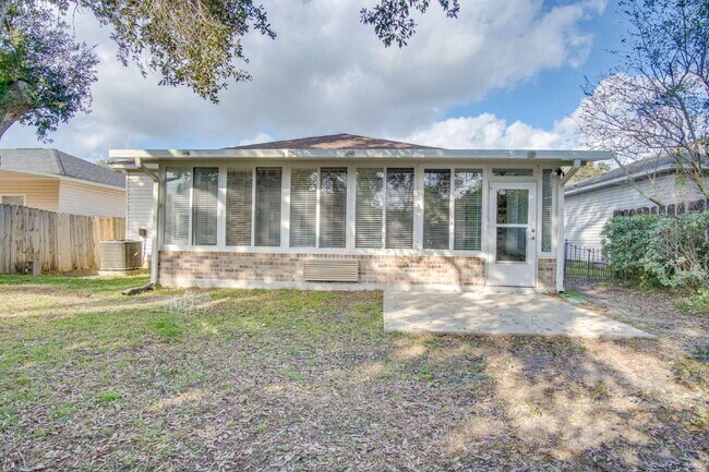 Building Photo - Spacious 3BR with Sunroom & Eat-In Kitchen – Holsberry Estates