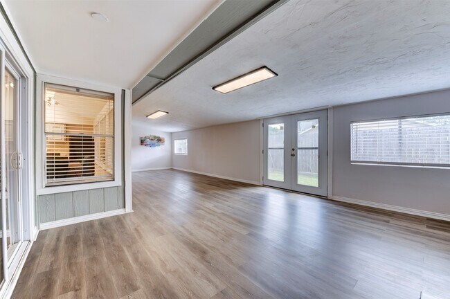 Building Photo - 10703 Highland Woods Dr