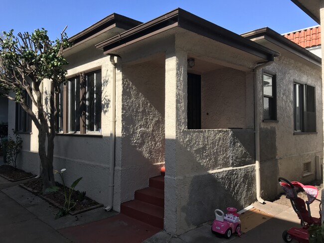 Detached cottage - 2058 Buena Vista Ave