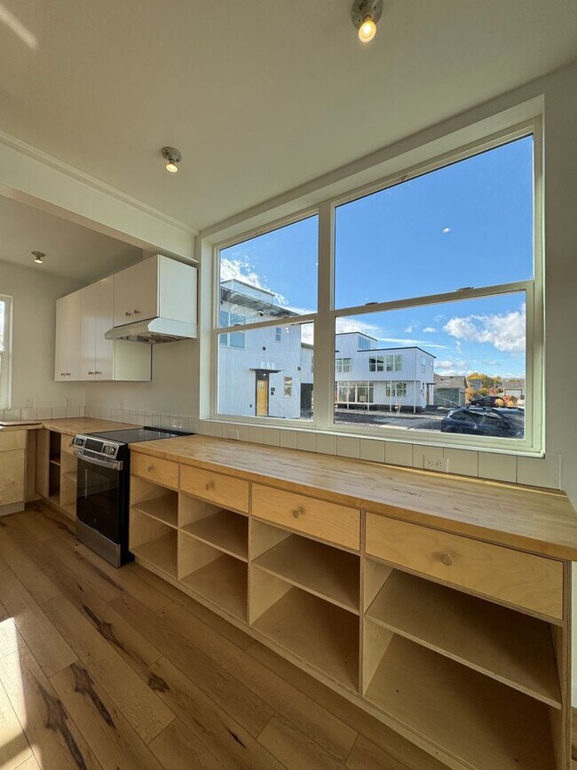 Building Photo - Spacious 4-Bedroom, 3-Bath Home with Stunning Views