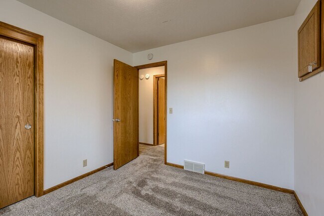 Building Photo - Updated Kitchen!