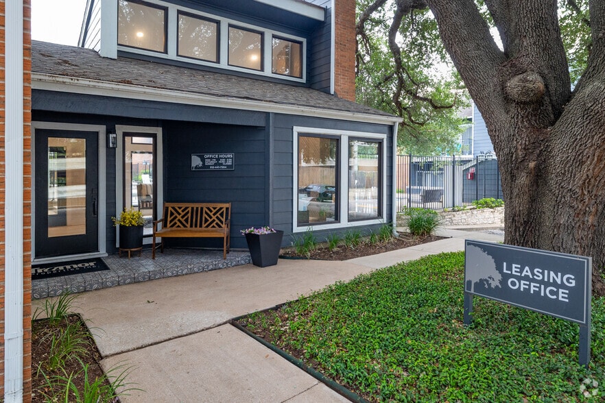 Primary Photo - Tramor at the Oaks Apartments