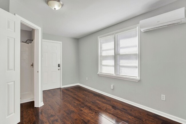 Building Photo - 2215