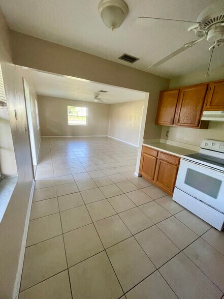 Building Photo - 1570 E Breezy Ln