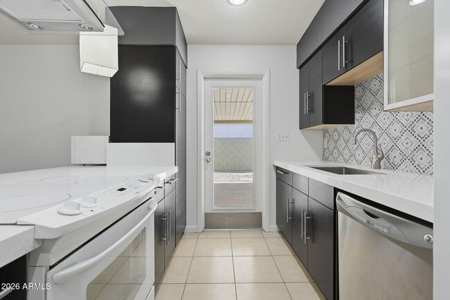 Building Photo - 2428 E La Jolla Dr