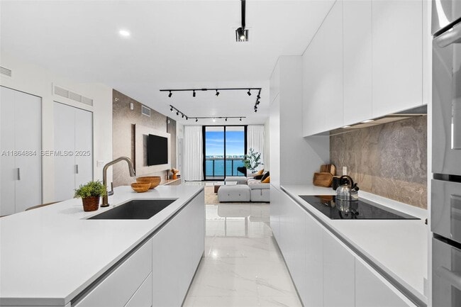 Building Photo - 700 NE 24th St