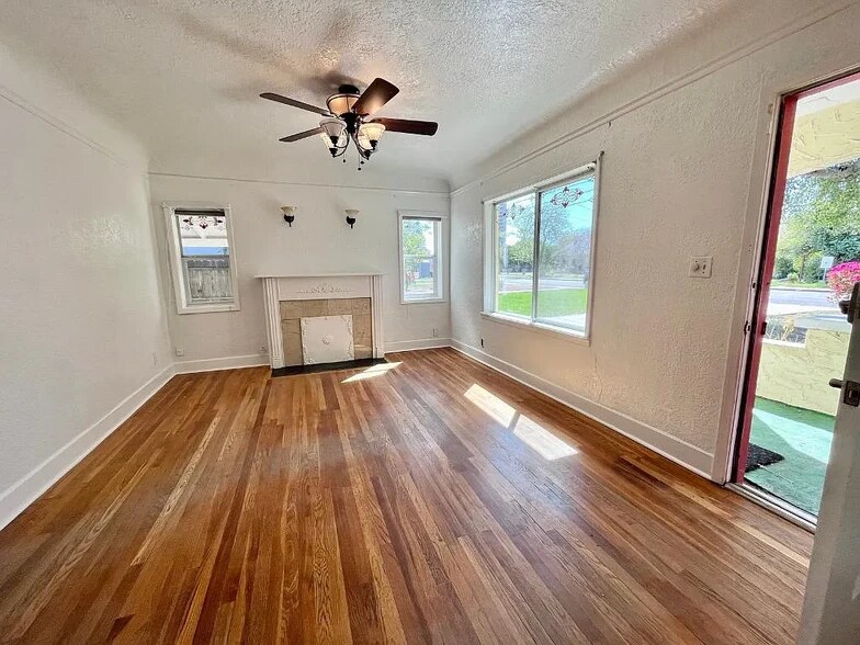 Living Room with fireplace - 822 E Whitton Ave