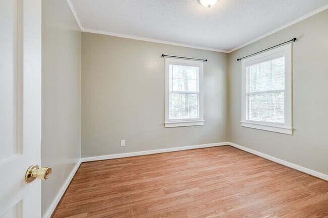 Building Photo - Spacious 3BR Home in Newington – Quiet Living with Room to Enjoy