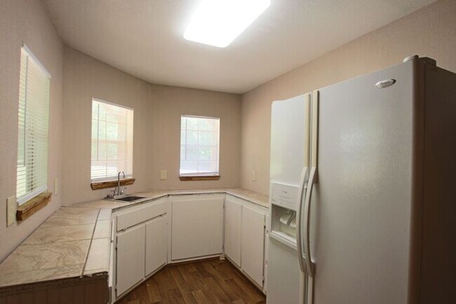 Building Photo - Tiny Home Living in Whitehouse!