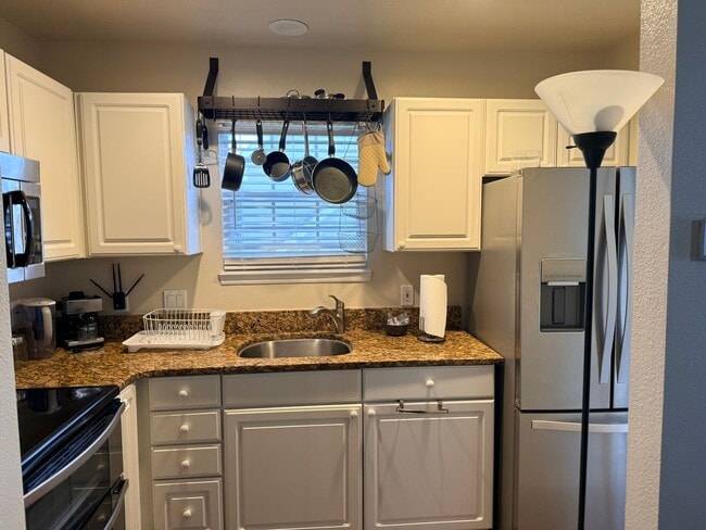 Building Photo - Studio Garage Apartment 623b Mulberry, Cel...