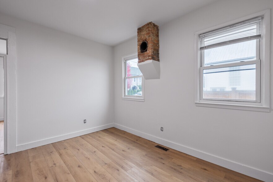 Building Photo - 332 E 9th St