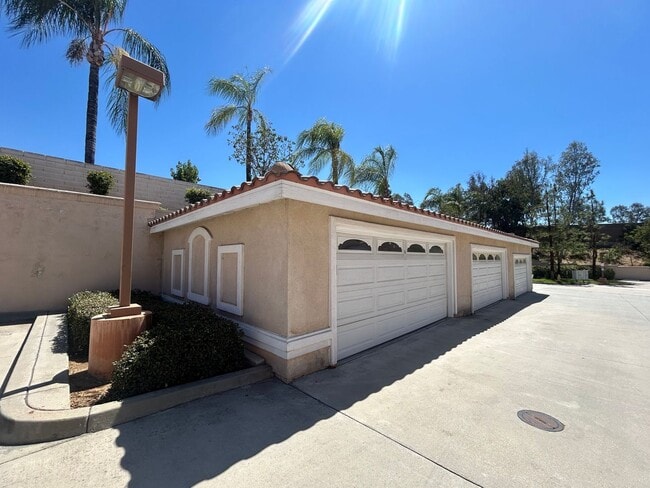 Building Photo - Beautiful 2 bed 2 1/2 bath Condo in Redlands, Ca.