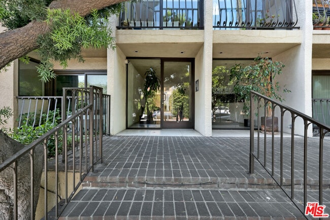 Building Photo - 11789 Montana Ave