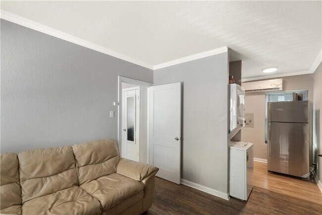 Building Photo - 204 E 30th St