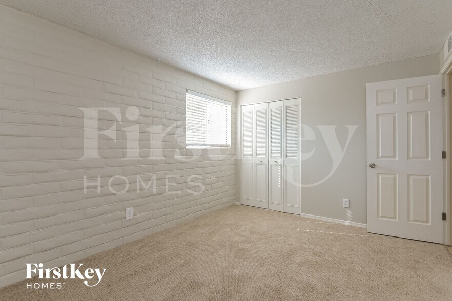 Building Photo - 680 N Mann Ave