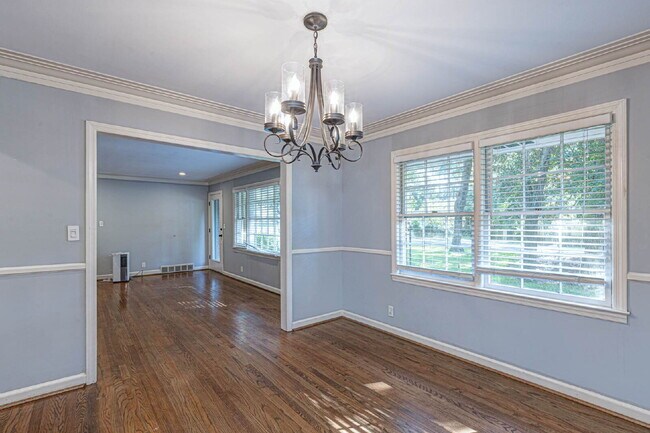 Building Photo - Available Now!| 3BR/2BA Midtown Brick Ranch | Lawn Care, Pest Control & W/D Included | Clubview /...