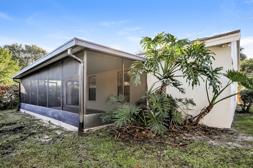 Building Photo - 806 E Charing Cross Cir