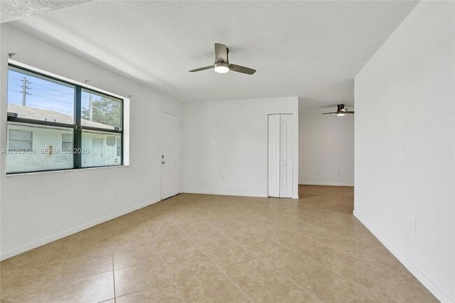 Building Photo - 2120-2122 Thomas Street Unit 2122