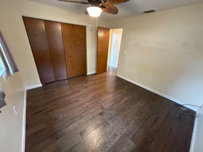 Building Photo - 851 S Oak Crest Path