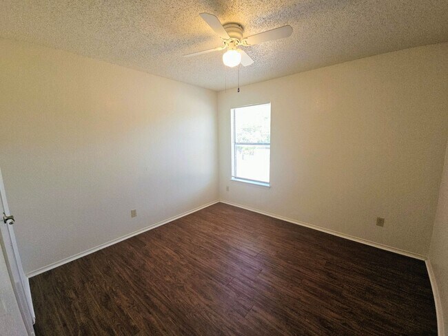 Building Photo - Nice Fourplex Unit in NRH - Birdville ISD