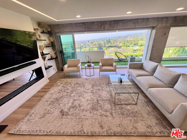 Building Photo - 838 N Doheny Dr