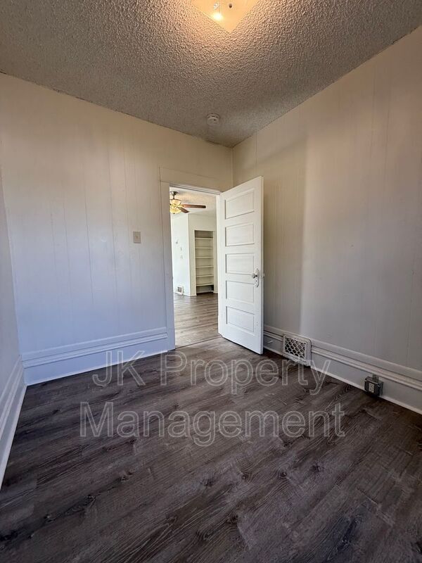 Building Photo - 911 5th Ave N