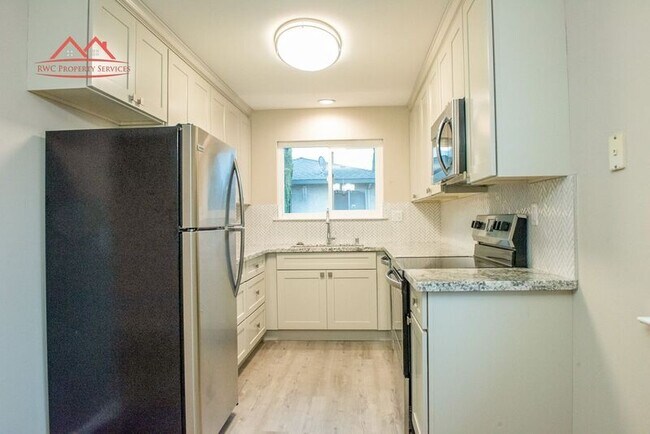 Building Photo - 3820 Moorpark Ave