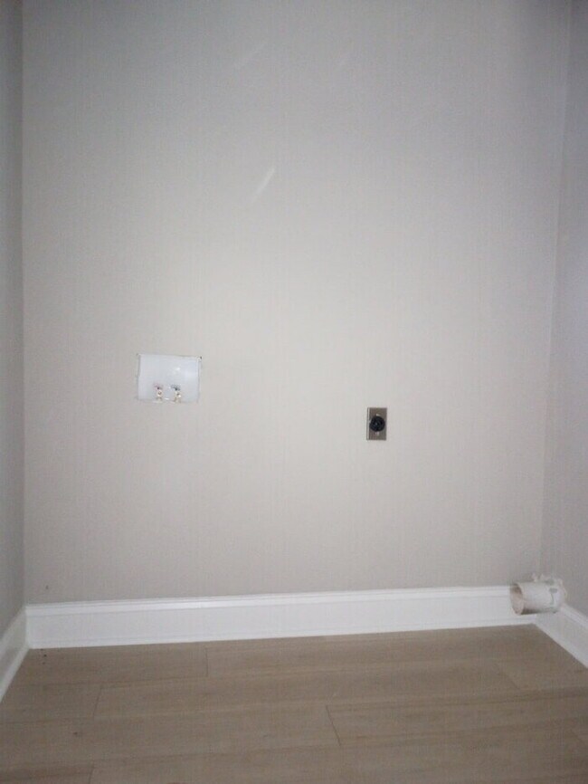 Building Photo - 326 Sherman Dr