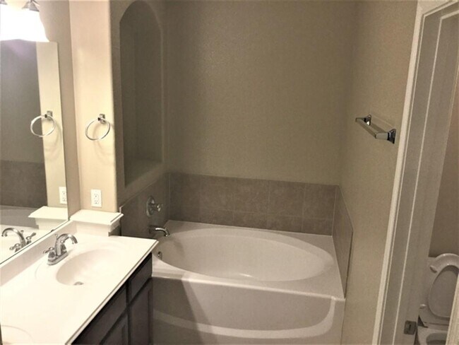 Building Photo - 2819 Lockeridge Bend Dr