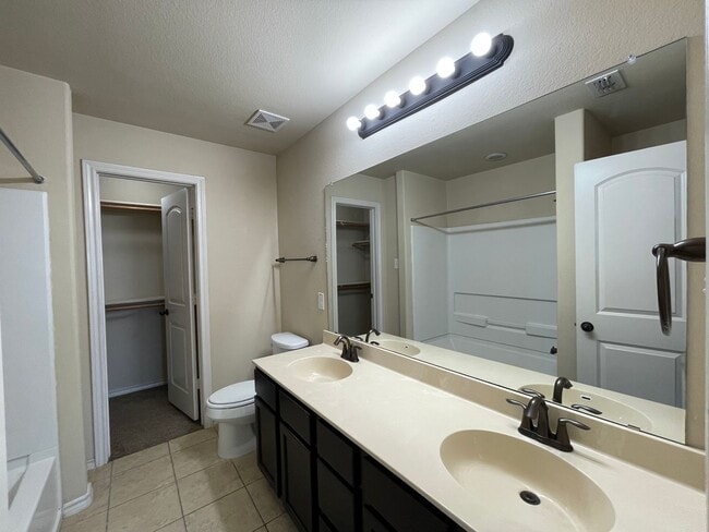 Building Photo - Townhome for rent