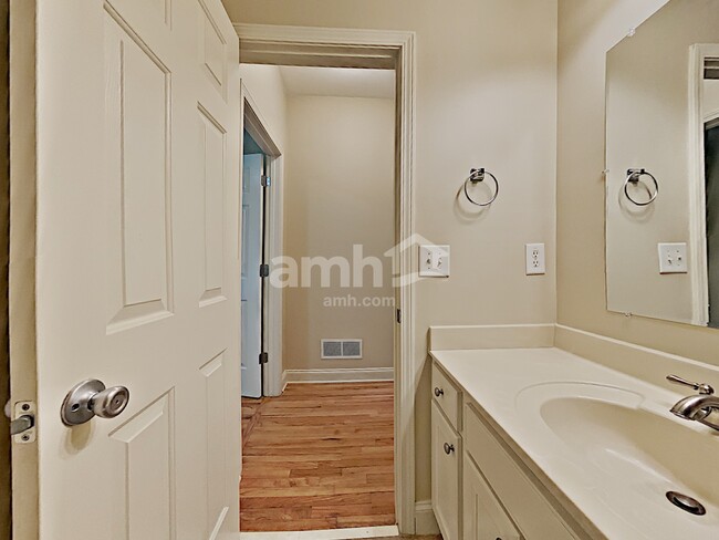 Building Photo - 714 Golden Farm Way