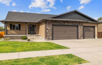 Building Photo - 4 bedroom 3 bath home