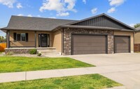 Building Photo - 4 bedroom 3 bath home