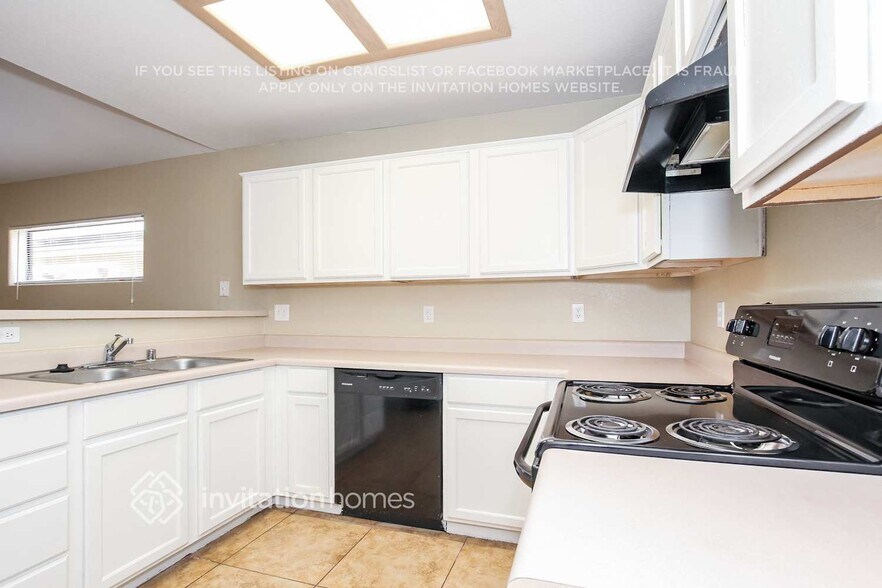 Building Photo - 11234 N 81st Ave